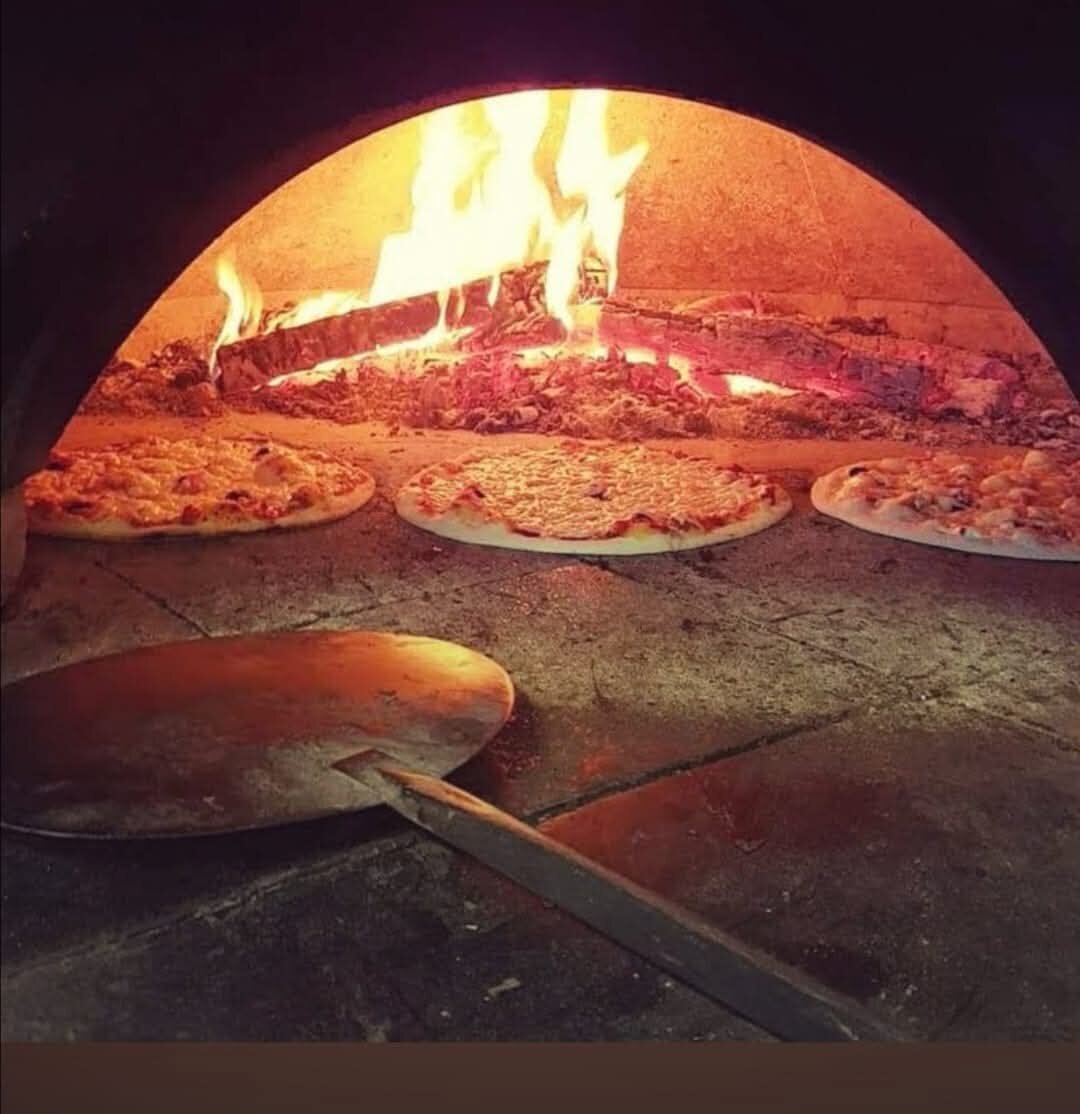 Four à bois en pleine cuisson de pizzas - Le Vénitien, Marseille 13005